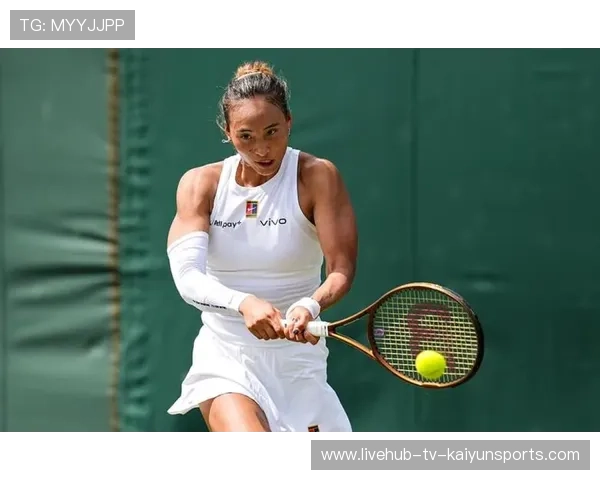 网球挑高球过网刚好落线，对手无奈鼓掌