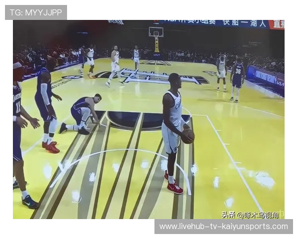 球星在比赛中完成关键防守表现被教练点名表扬，一名球员被对方球员犯规